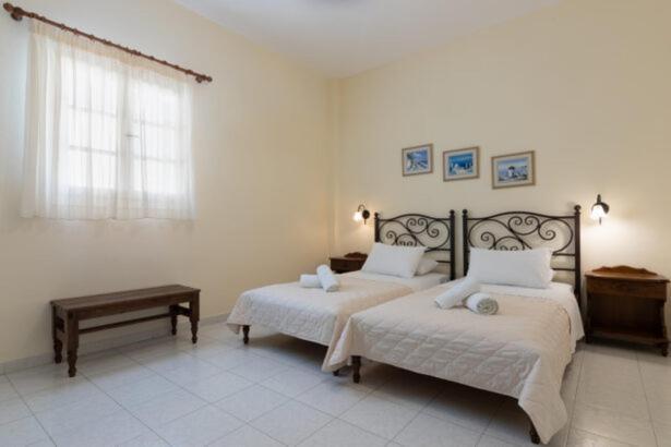 Sardis Rooms Kímolos Exteriör bild