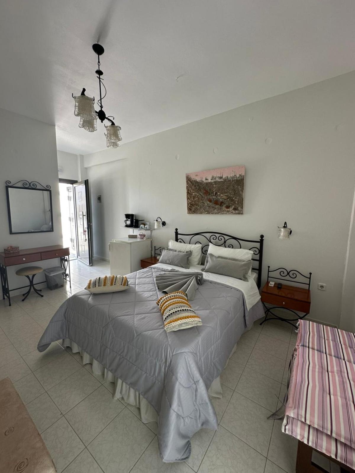 Sardis Rooms Kímolos Exteriör bild